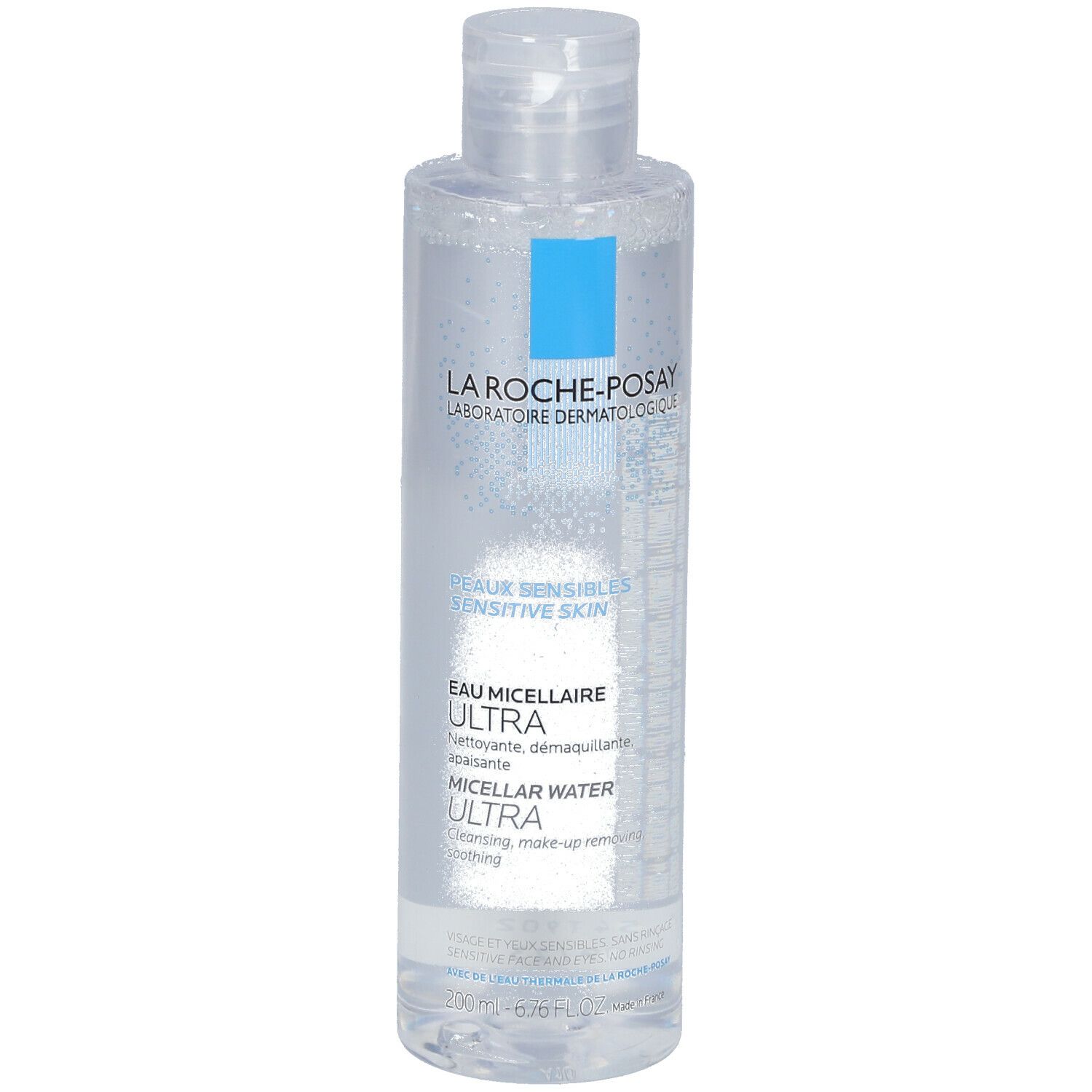 Flacon transparent avec étiquette bleue. Inscription: La Roche-Posay, Eau Micellaire Ultra. Pour peaux sensibles.