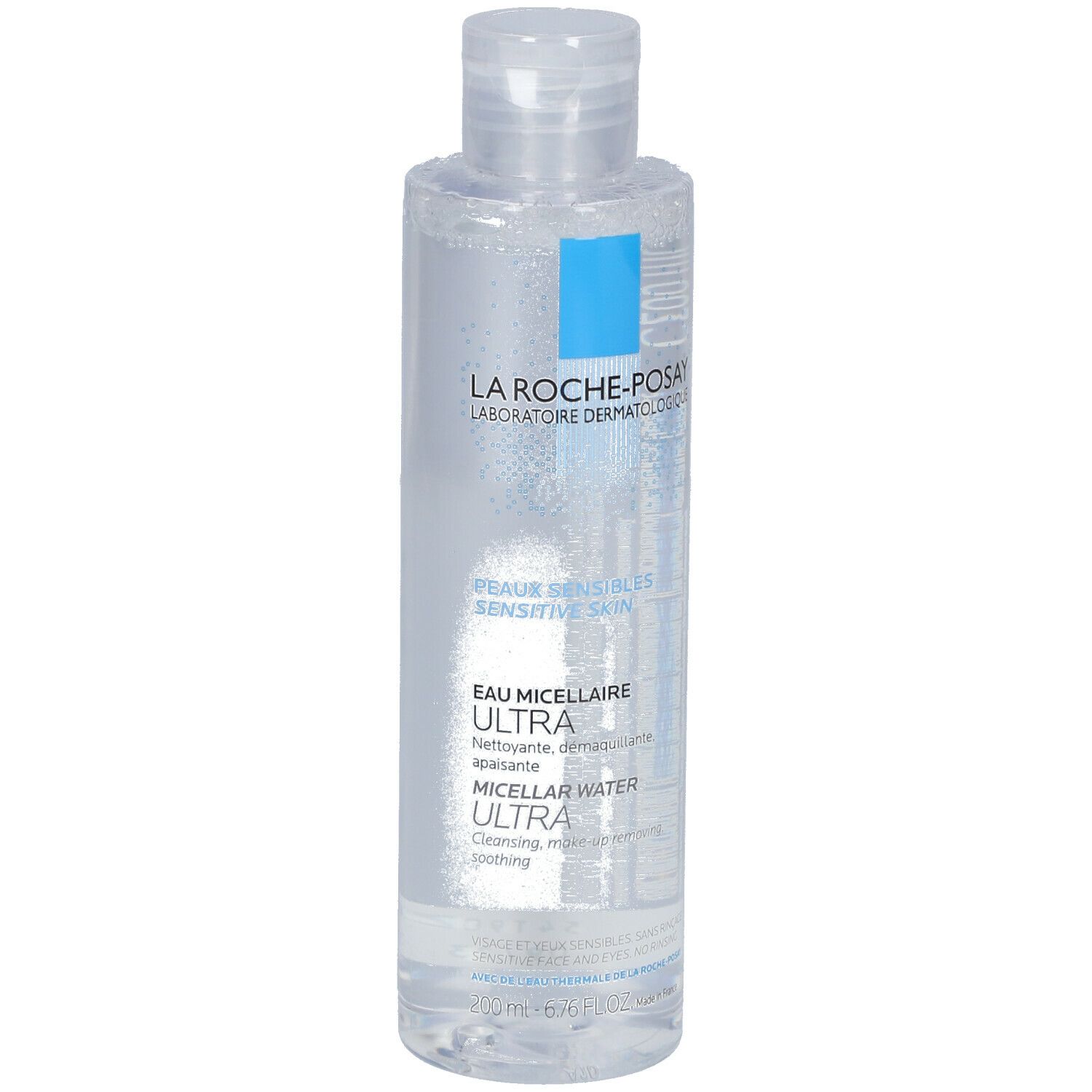 Flacon transparent avec étiquette bleue. Inscription: La Roche-Posay, Eau Micellaire Ultra. Pour peaux sensibles.