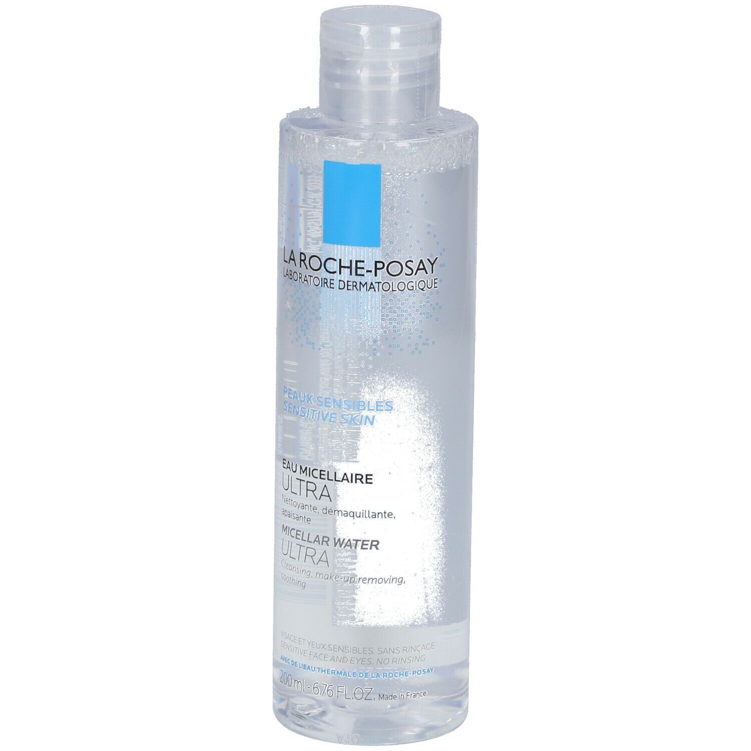 Flacon transparent avec étiquette bleue. Inscription: La Roche-Posay, Eau Micellaire Ultra. Pour peaux sensibles.
