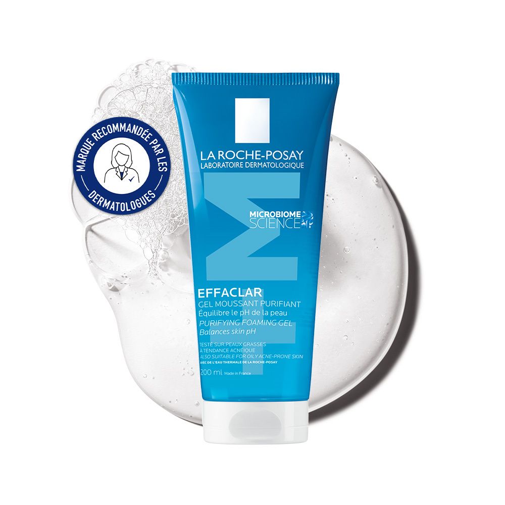 Tube de gel nettoyant Effaclar La Roche-Posay sur mousse. Logo recommandation dermatologues. Texte: Effaclar, Gel moussant purifiant.