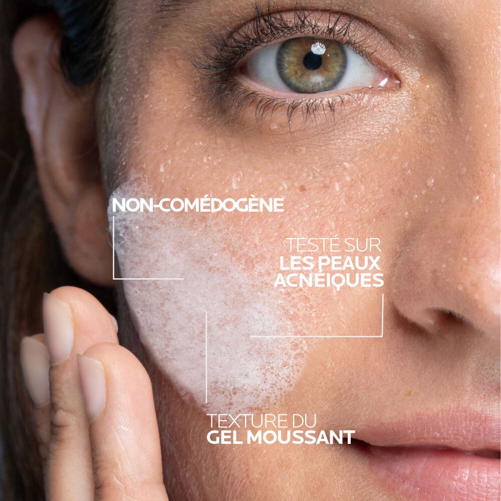 Gros plan sur un visage avec de la mousse. Texte: Non-comédogène, testé sur les peaux acnéiques, texture du gel moussant.