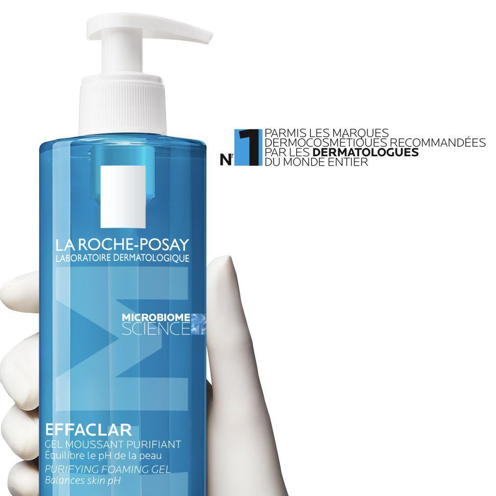 Flacon bleu avec pompe blanche. Mousse et logo.
