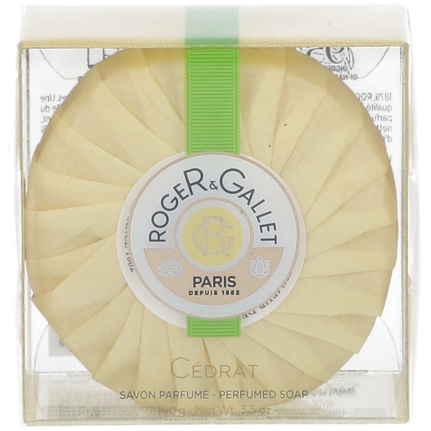 Ronde zeep in verpakking. Merk Roger & Gallet, Cédrat. Groen lint. Transparante hoes.