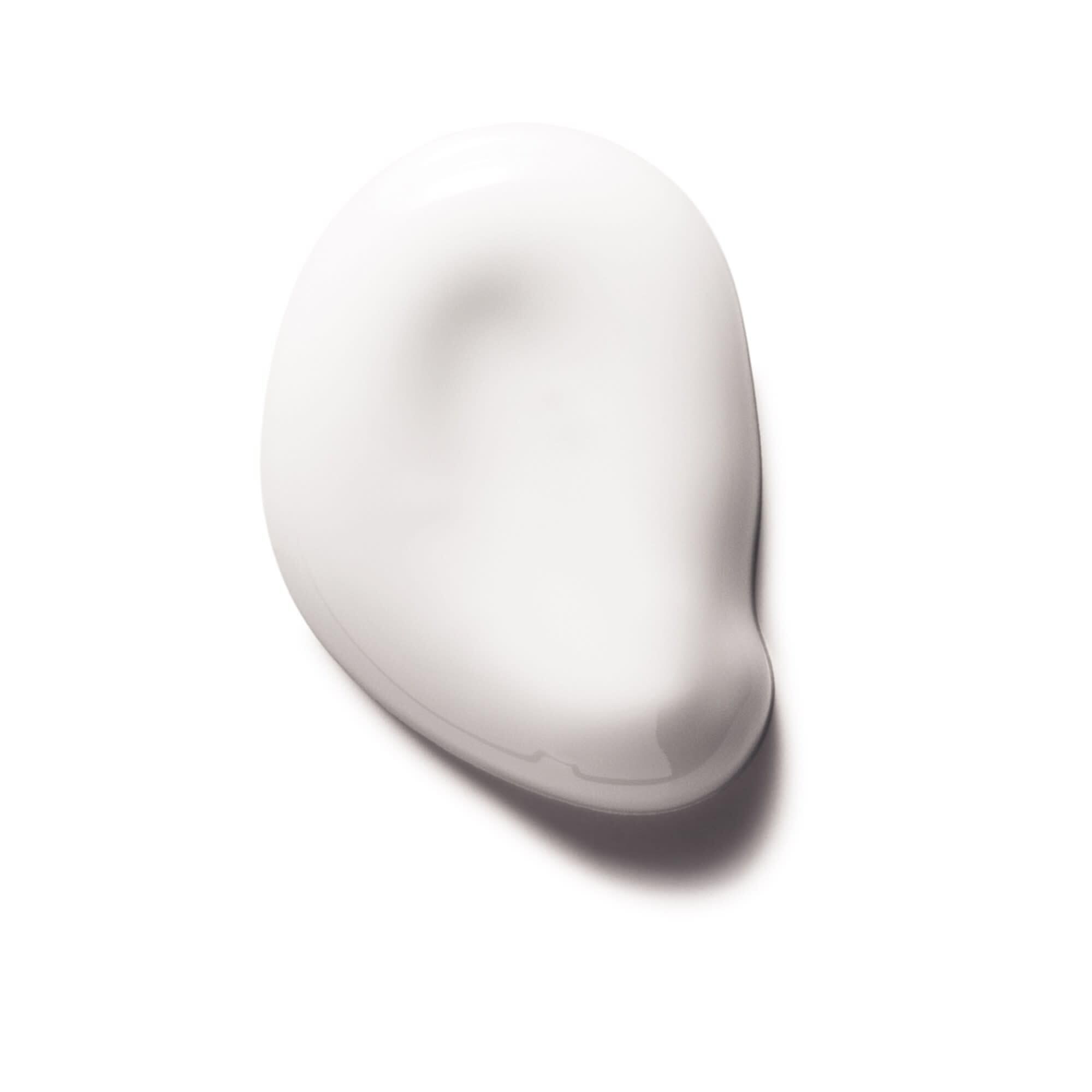 Macchia di crema. Texture bianca e liscia. Su sfondo bianco.