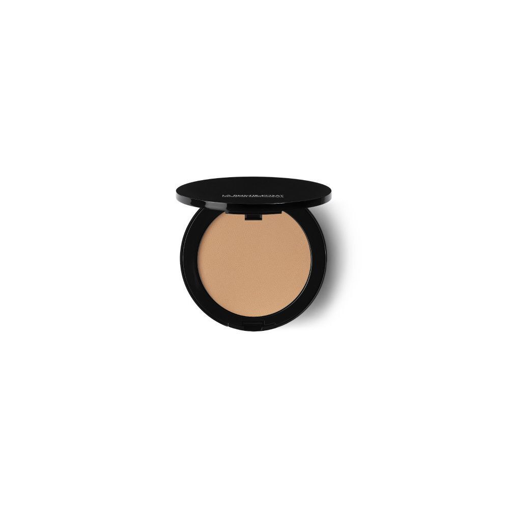 Poudre compacte de maquillage ronde noire, couvercle ouvert. La poudre est brun clair.