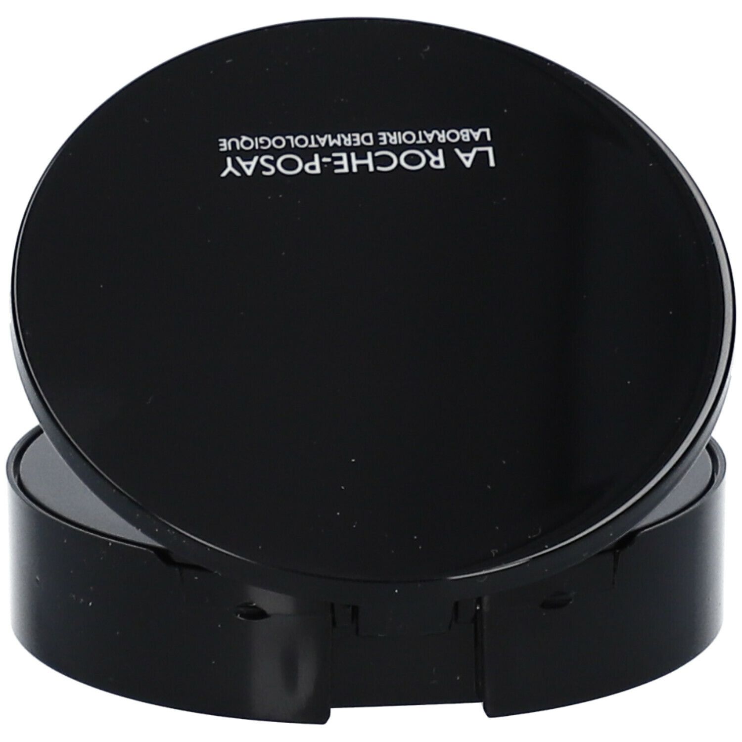 Poudre compacte de maquillage noire fermée. La Roche-Posay est écrit sur le couvercle.
