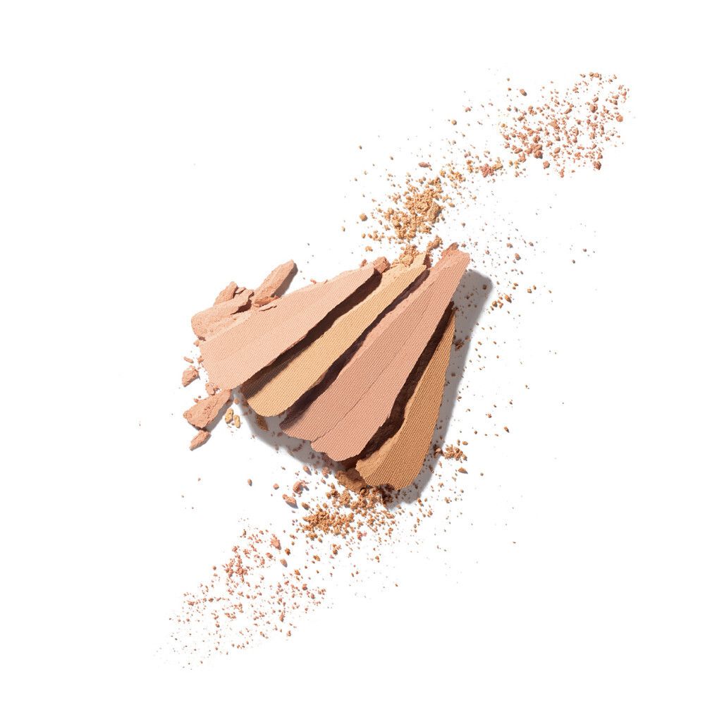 Verschillende tinten make-up poeder op witte achtergrond. Sommige poeders zijn gebroken.