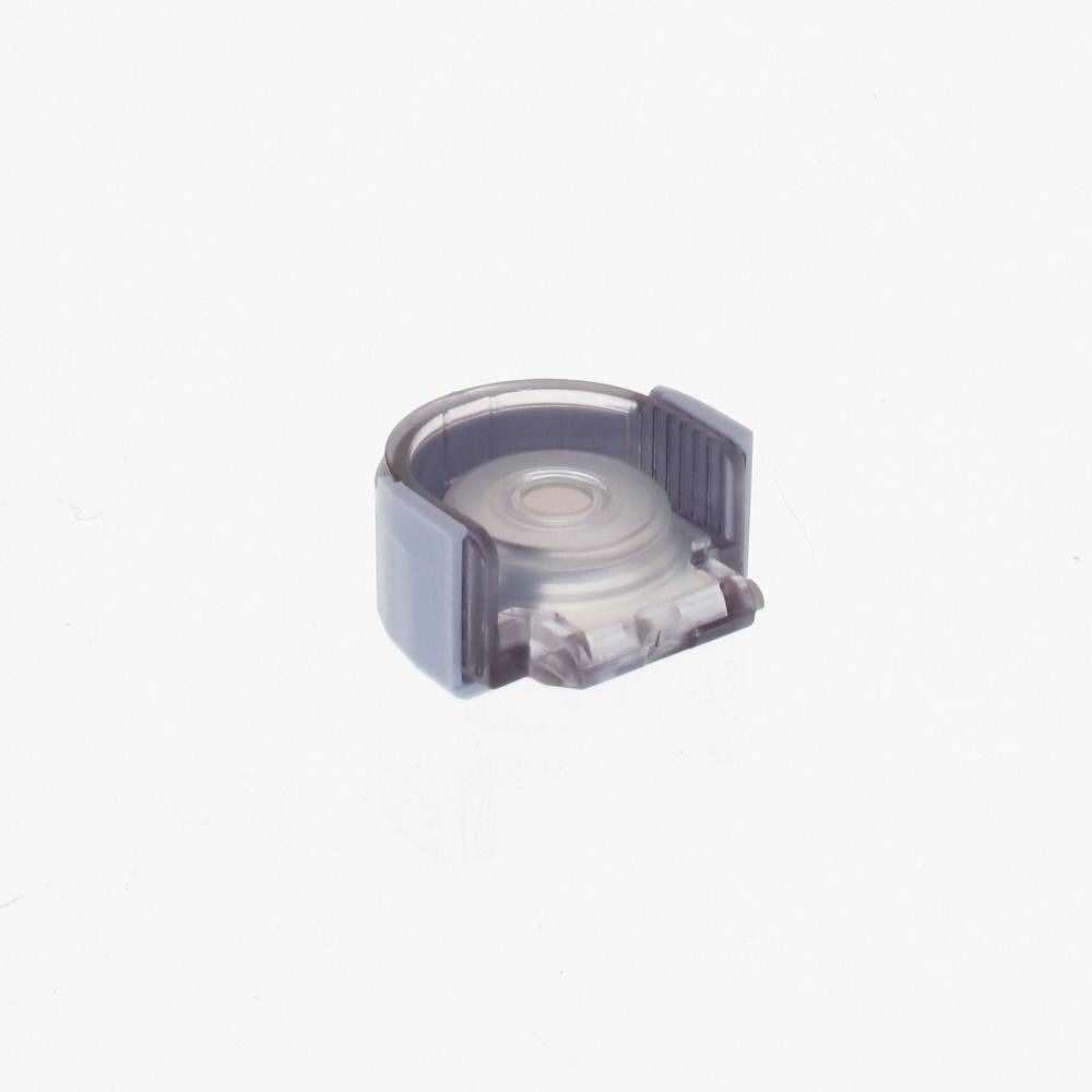 Capuchon transparent. Forme rectangulaire aux coins arrondis. Éléments gris sur les côtés. Élément central rond.