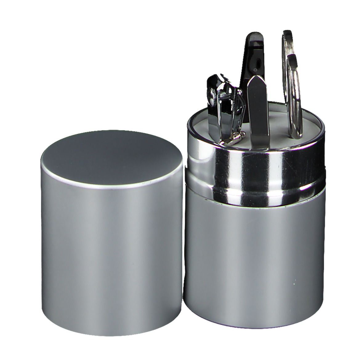 Maniküre-Set in silberfarbener Dose. Enthält Nagelschere, Nagelfeile, Pinzette und Nagelknipser. Dose mit abgenommenem Deckel.