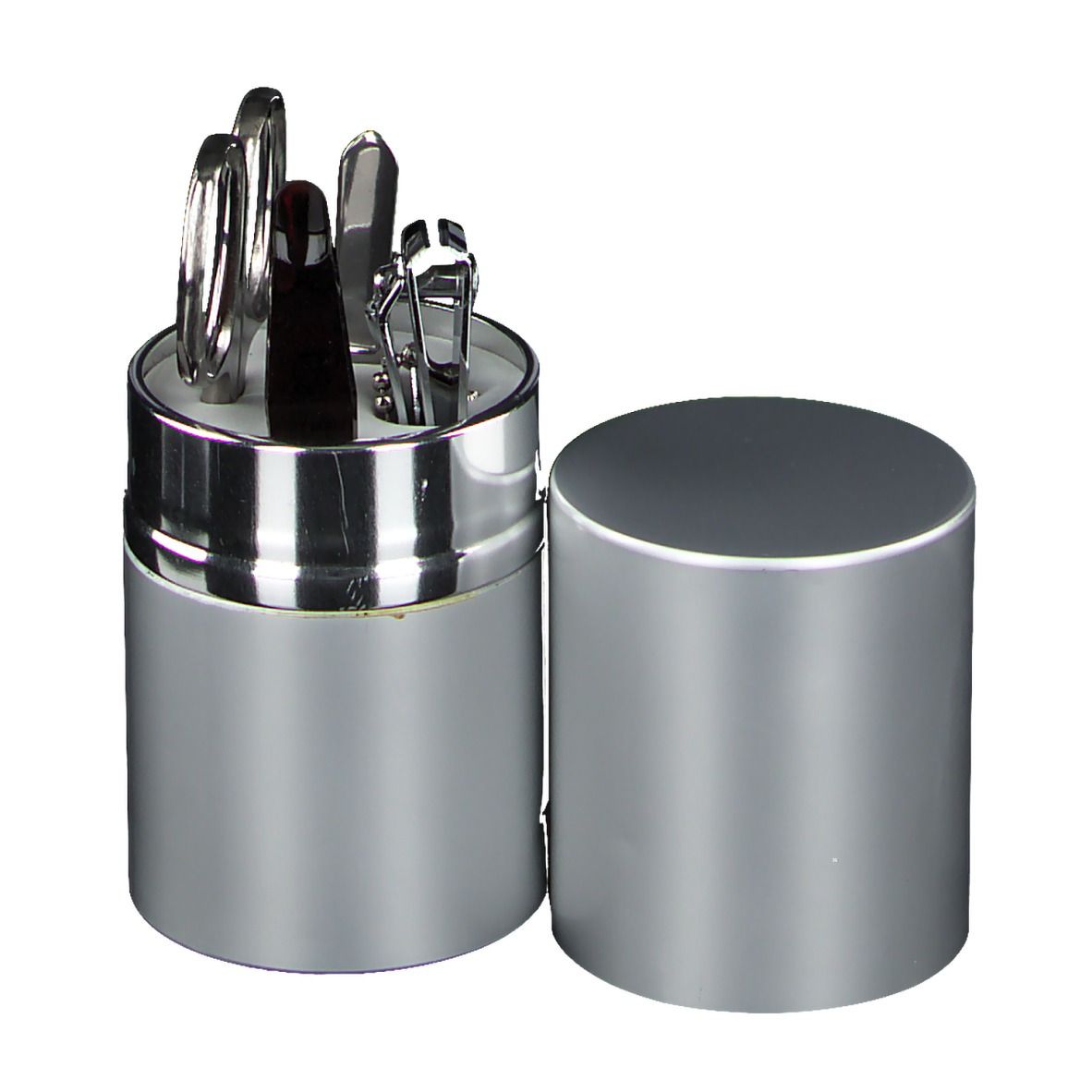 Maniküre-Set in silberfarbener Dose. Enthält Nagelschere, Nagelfeile, Pinzette und Nagelknipser. Dose mit abgenommenem Deckel.