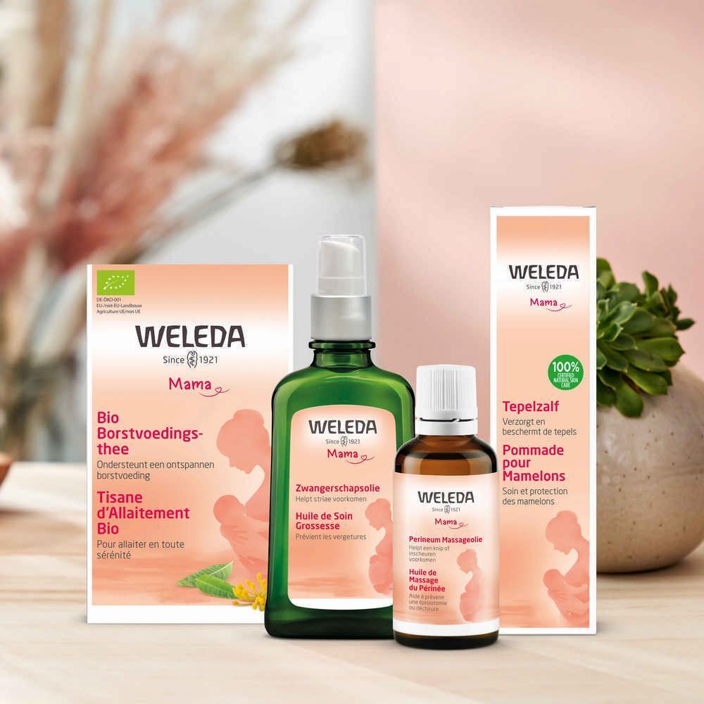 Verschiedene Produkte: Flasche, Karton, kleine Flasche. Logo und Produktnamen sichtbar. Bio-Zertifizierung. Rosa Hintergrund.