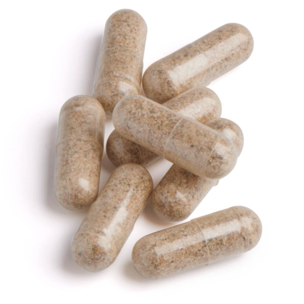 Zeven bruine capsules op witte achtergrond. Capsules zijn langwerpig en doorzichtig.