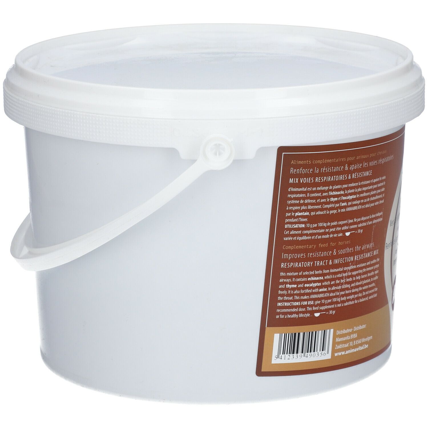 Witte emmer met bruin etiket. Tekst over voedingssupplement voor paarden. Streepjescode en fabrikantinfo.