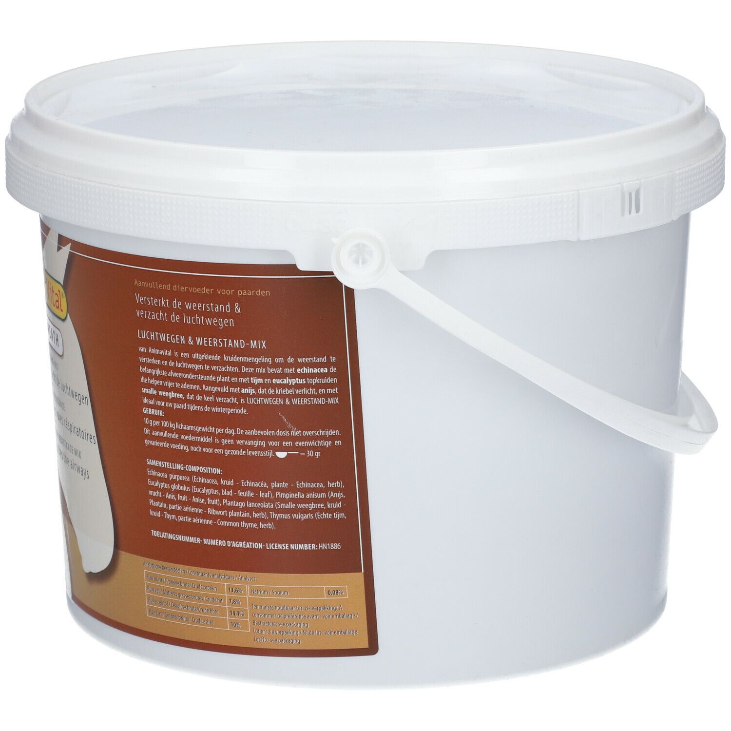 Witte emmer met bruin etiket. Tekst over voedingssupplement voor paarden. Streepjescode en fabrikantinfo.