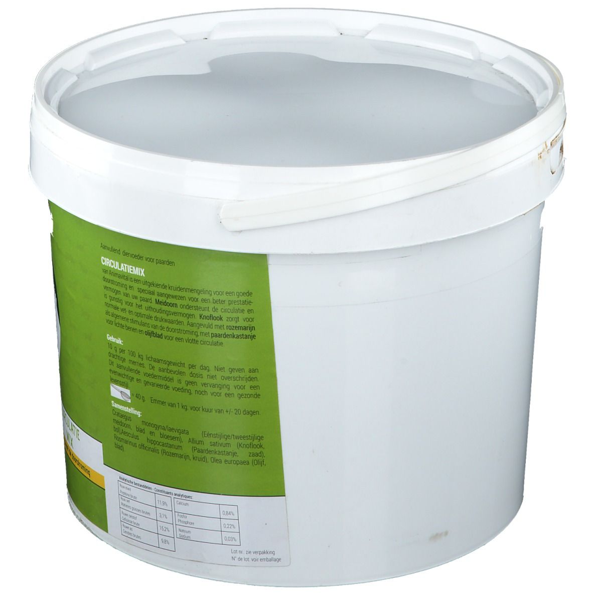 Seau blanc avec étiquette verte. Informations textuelles sur l'étiquette. Couvercle et poignée en plastique blanc.