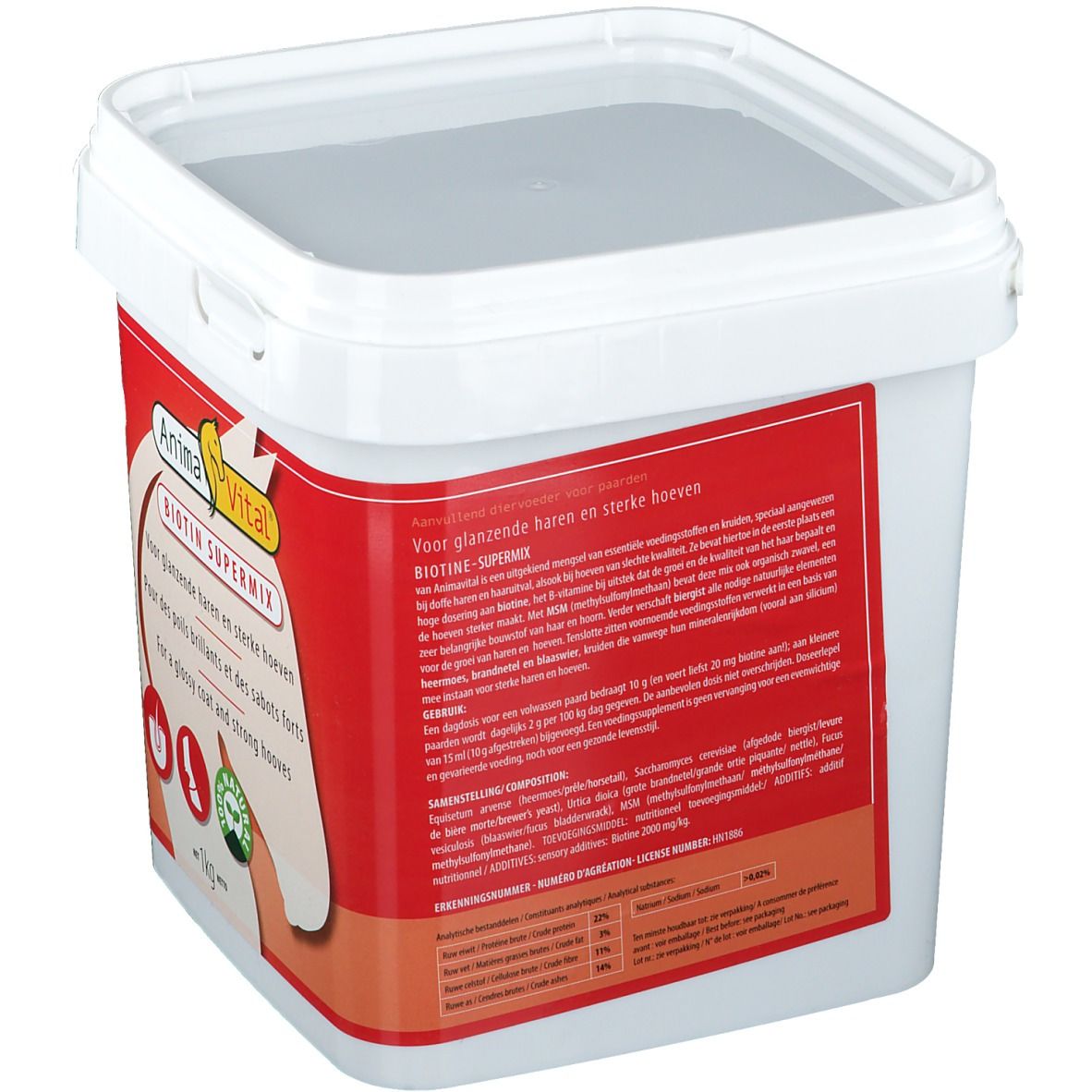 Witte, vierkante emmer met rood etiket. Tekst in het Nederlands. Opschrift: Biotin Supermix. Voor glanzende haren en sterke hoeven.