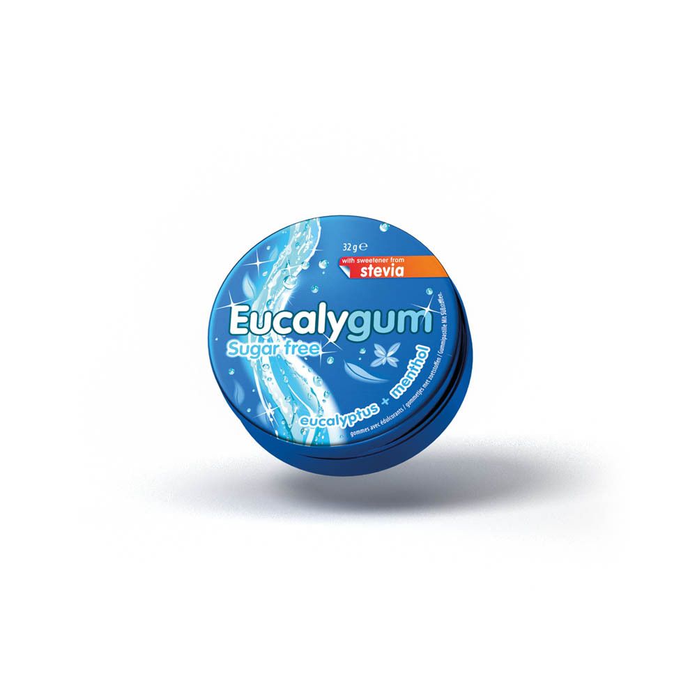 Boîte ronde bleue Eucalygum, légèrement en biais. Inscription 'Sugar free' et 'eucalyptus + menthol'.