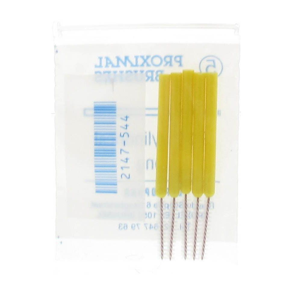 Brosses interdentaires dans un emballage transparent. Têtes de brosse cylindriques jaunes avec poils. Code-barres et numéro de produit visibles.
