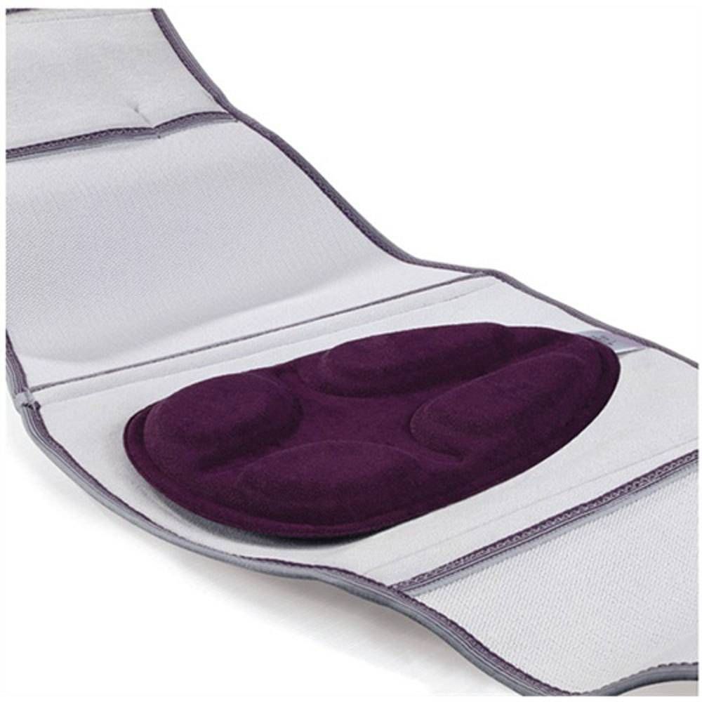 Gros plan sur l'insert bordeaux d'une ceinture lombaire. Forme ovale rembourrée avec trois renflements. Bord textile gris.