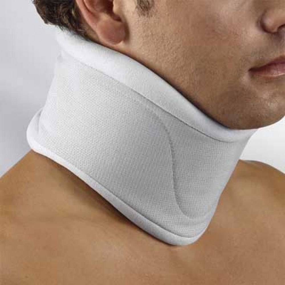 Personne portant un collier cervical Push Med blanc. Le collier entoure le cou.