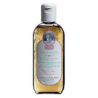 Fles met witte dop. Etiket met tekst: Baby Essentials, Gel Lavant Delicat, Delicate Cleaning Gel. Opschrift: Baie de Rose, Rosewood.
