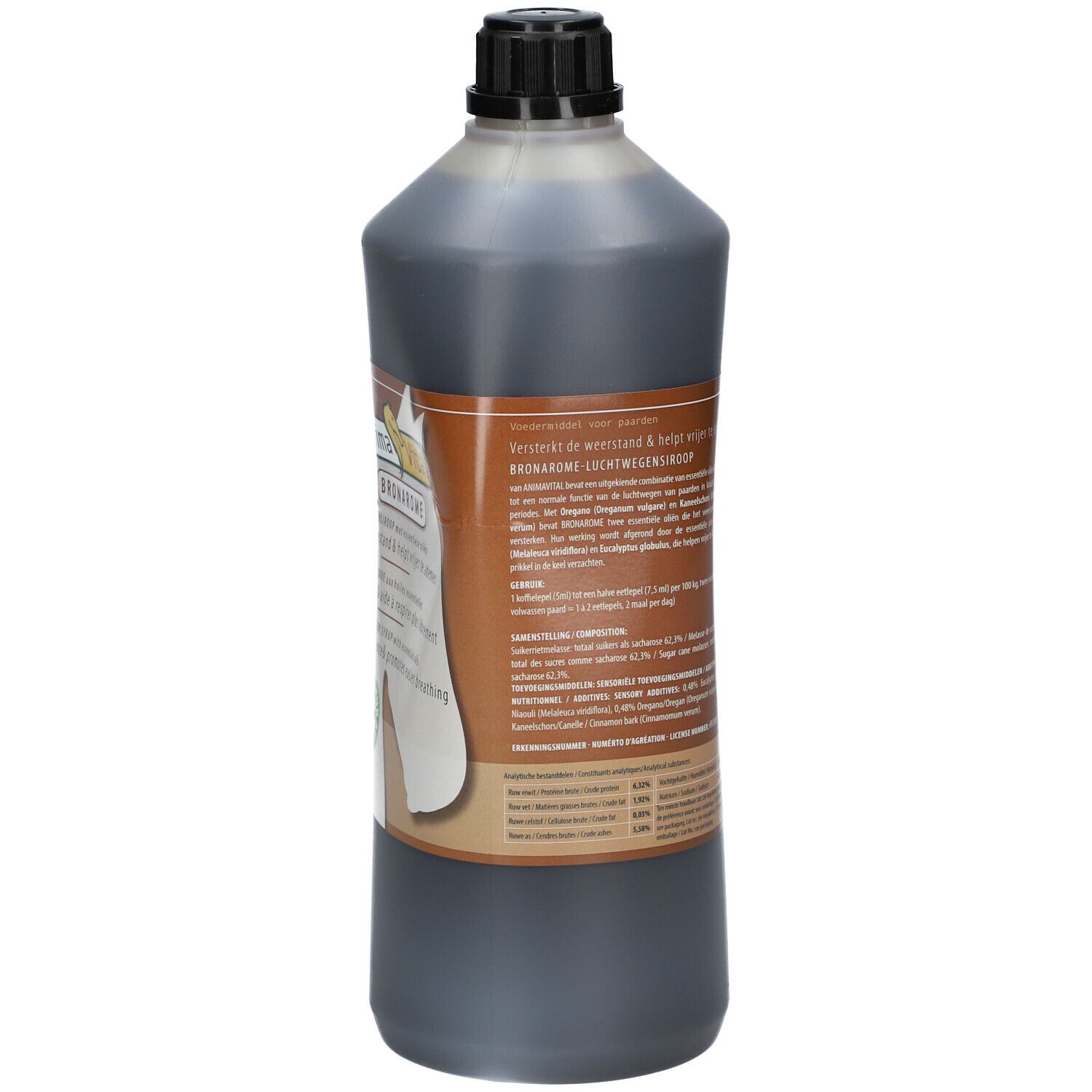 Bruine fles met zwarte dop. Etiket met meertalige tekst. Streepjescode zichtbaar. Productnaam niet herkenbaar.