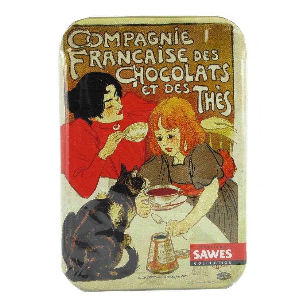 Boîte rectangulaire avec impression. Deux femmes et un enfant boivent du thé. Texte: Compagnie Française des Chocolats et des Thés, Sawes Collection.