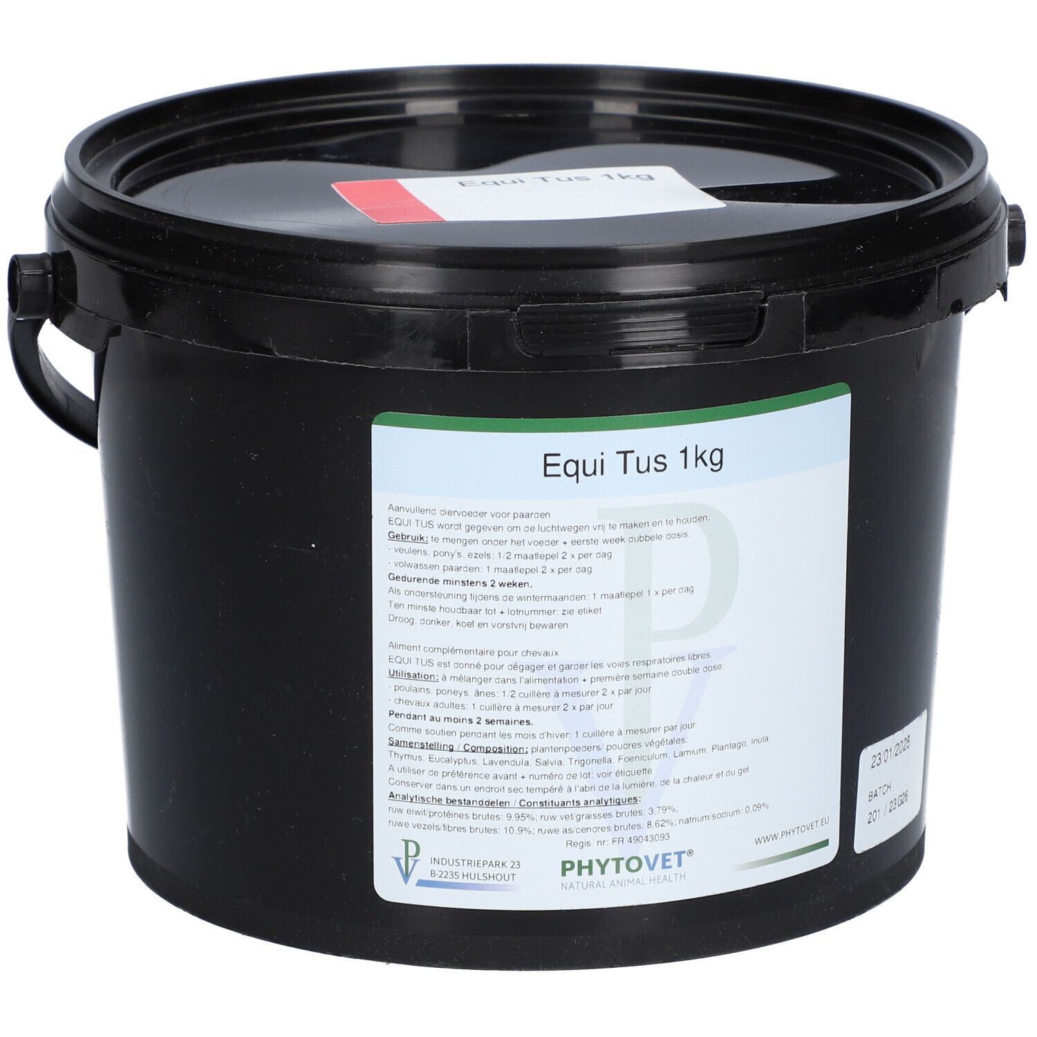 Seau noir avec étiquette. Inscription: EQUI-TUS 1kg. Étiquette verte et blanche avec texte. Autocollant rouge sur le couvercle.