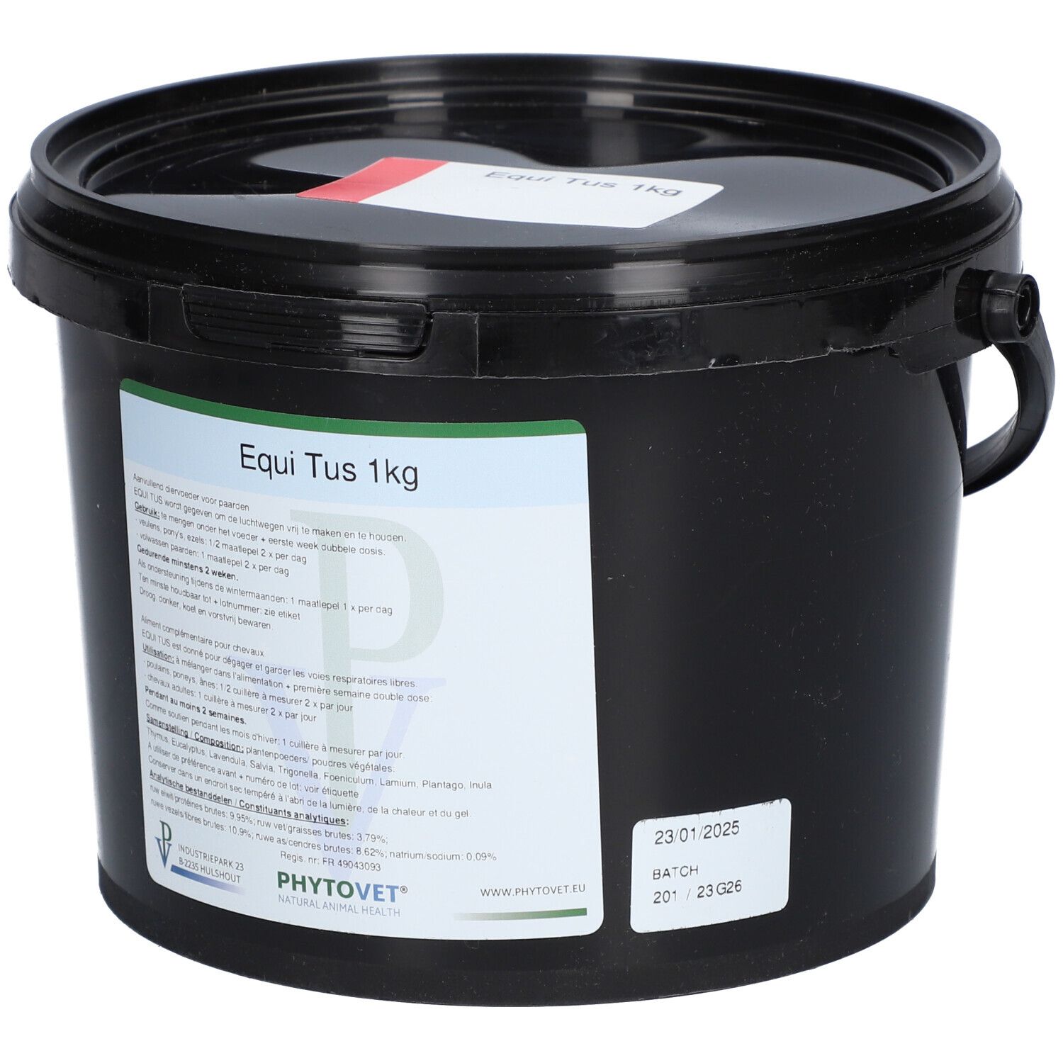 Seau noir avec étiquette. Inscription: EQUI-TUS 1kg. Étiquette verte et blanche avec texte. Autocollant rouge sur le couvercle. Date.