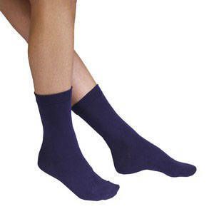 Chaussettes bleues sur une jambe. Mi-mollets. En tissu.