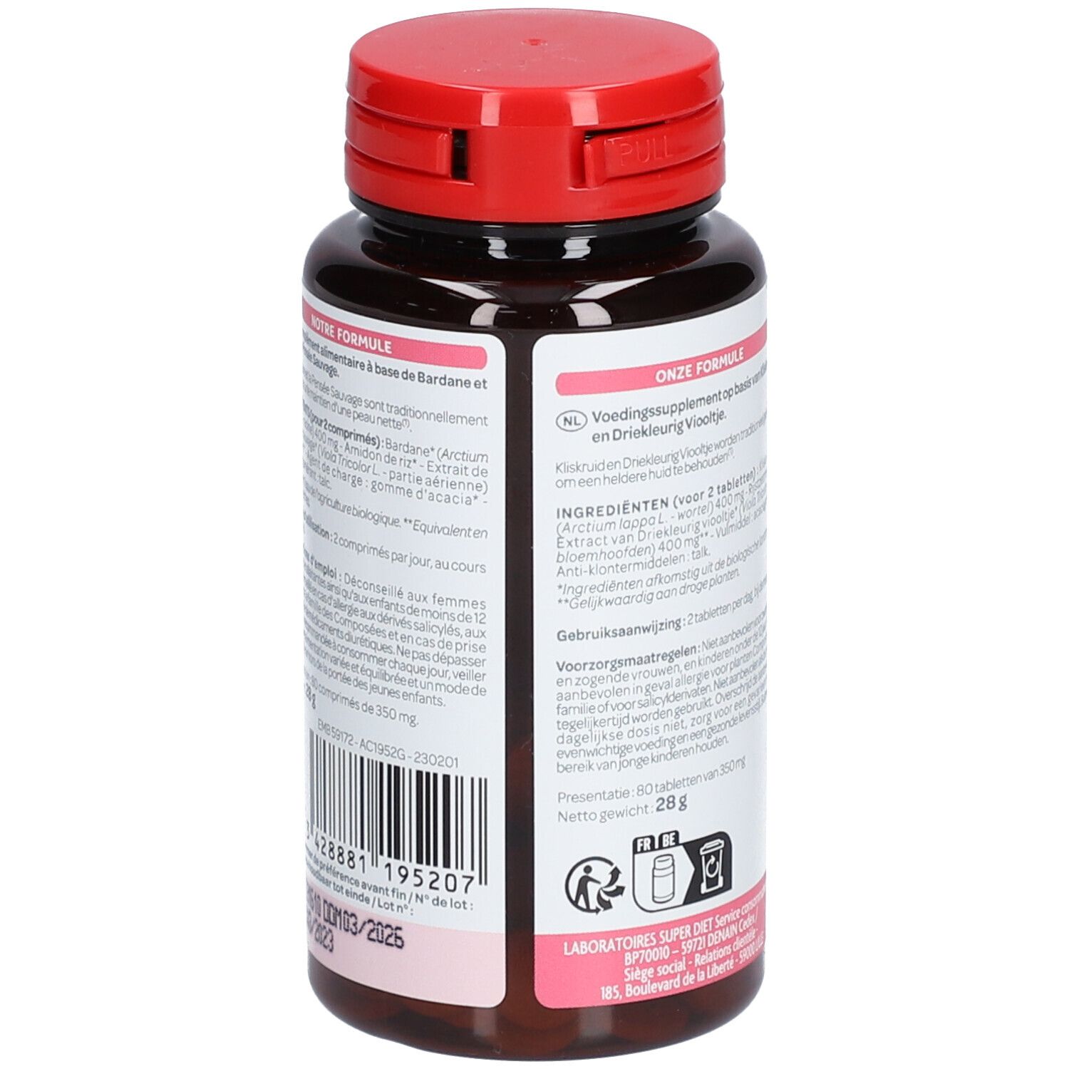 Achterkant van een bruine fles met rode dop. Tekst in meerdere talen. Met Bio-label en productinformatie.