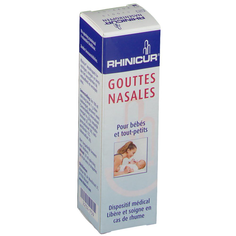 Boîte de gouttes nasales, vue en biais. Nom et logo du produit clairement visibles. Pour bébés et tout-petits.