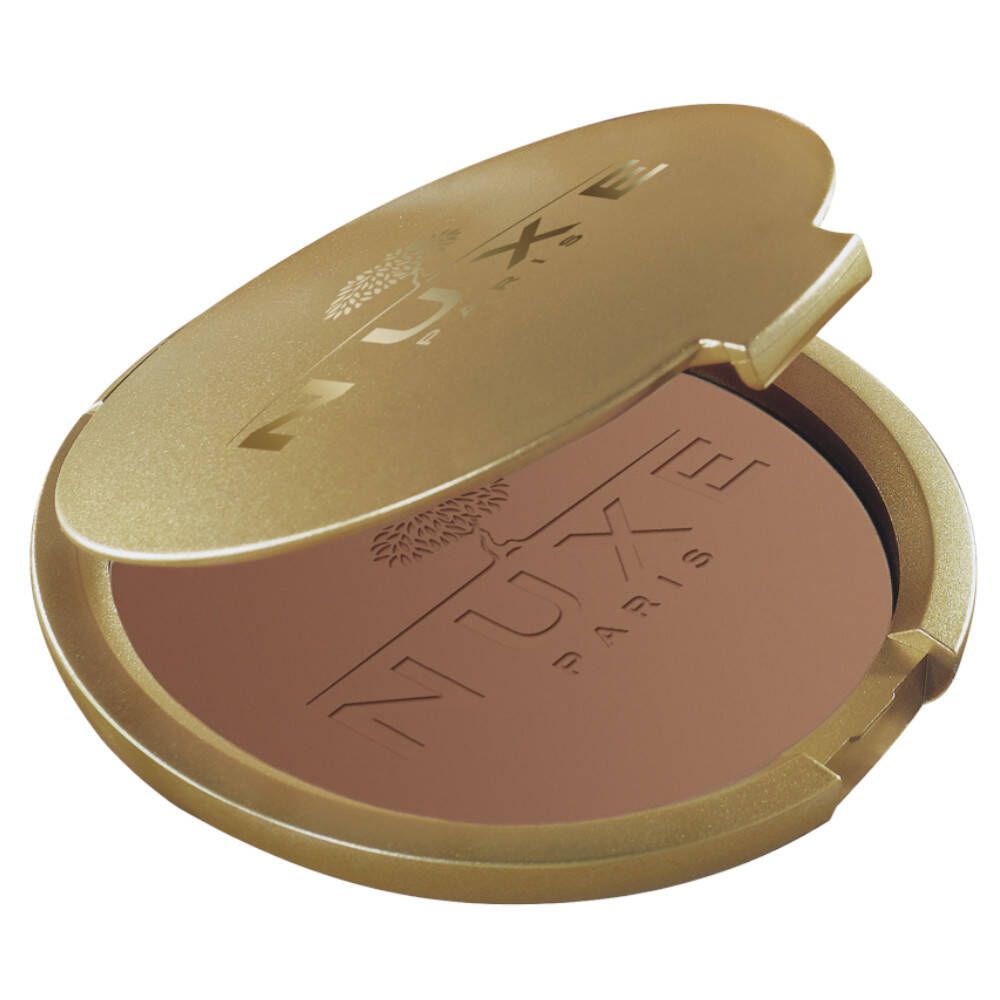 Geöffnete goldfarbene Puderdose mit bronzefarbenem Puder. NUXE Paris Logo auf dem Puder geprägt.