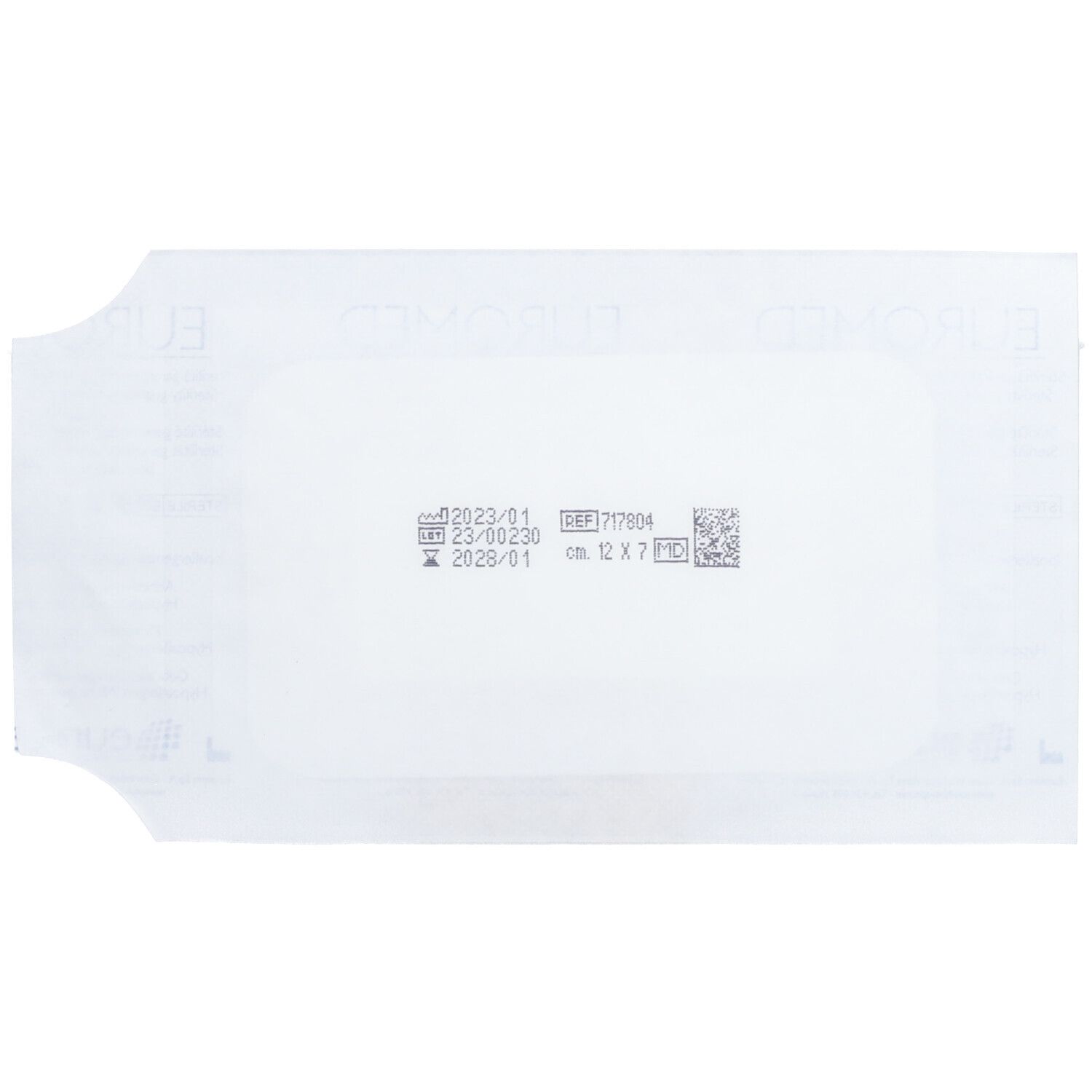 Achterkant van de verpakking van eurofarm® operatiewondverband. Witte folie met opdruk: houdbaarheidsdatum, lotnummer, afmeting 12 x 7 cm.