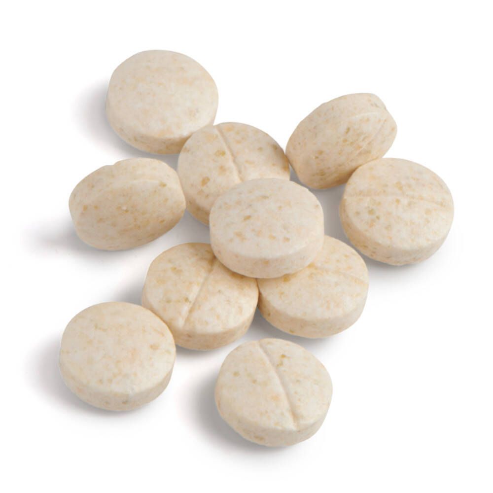 Zehn runde, beige Tabletten mit einer Bruchkerbe. Keine Verpackung sichtbar.