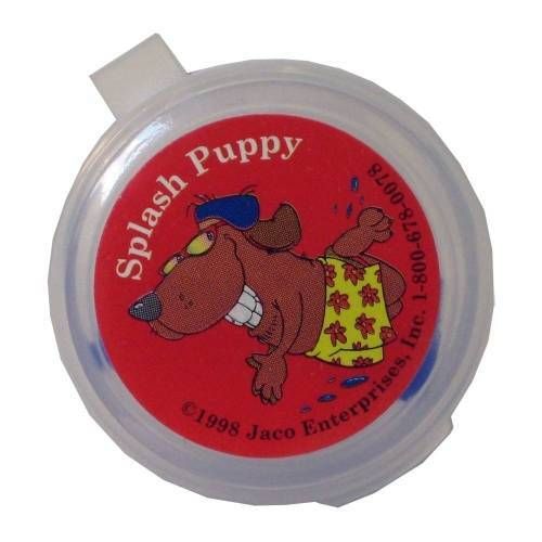 Ronde, transparante doos met rode deksel. Cartoonhond met tekst "Splash Puppy". Bevat blauwe oordopjes.