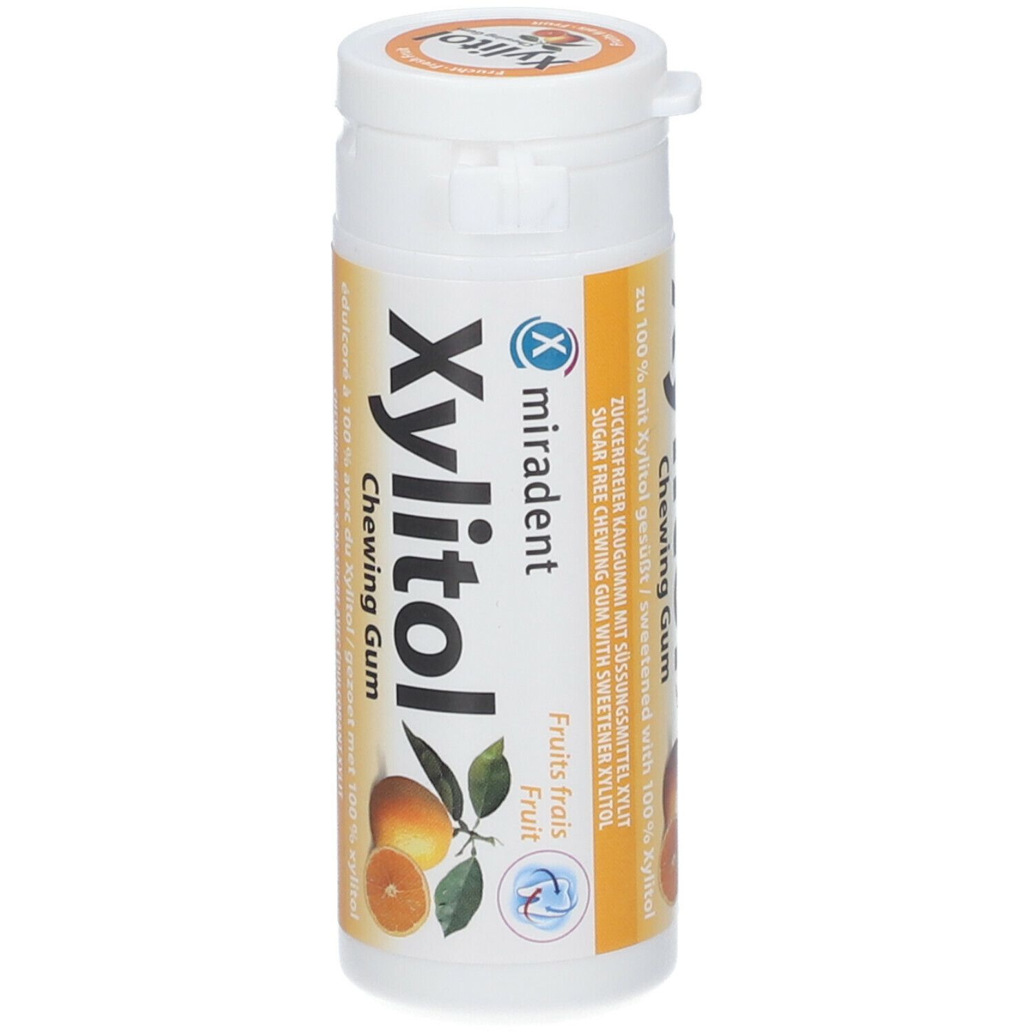 Witte, cilindrische doos met oranje etiket. Opschrift: Xylitol Chewing Gum, Miradent. Afbeelding van een sinaasappel.
