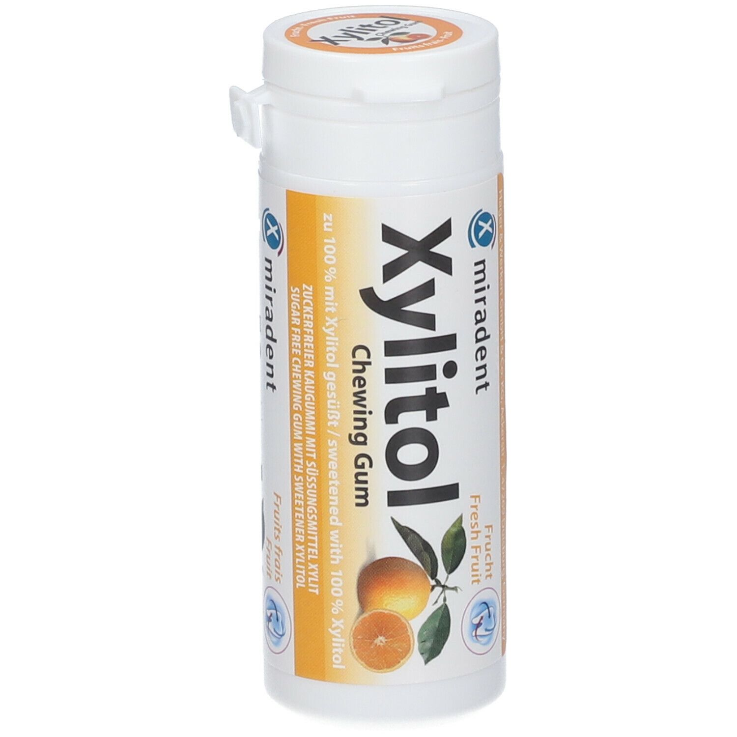 Witte, cilindrische doos met oranje etiket. Opschrift: Xylitol Chewing Gum, Miradent. Afbeelding van een sinaasappel.