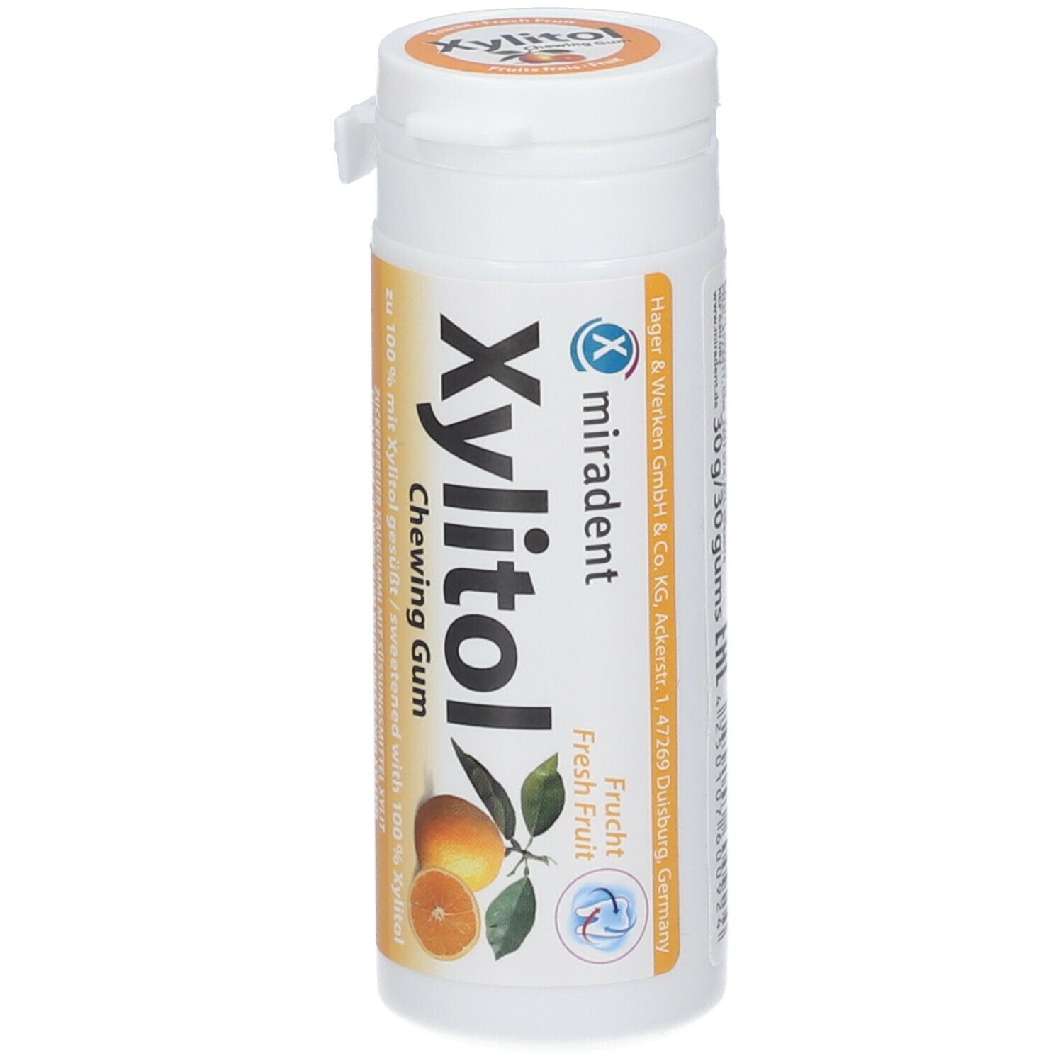 Witte, cilindrische doos met oranje etiket. Opschrift: Xylitol Chewing Gum, Miradent. Afbeelding van een sinaasappel. 30g/30 gums.