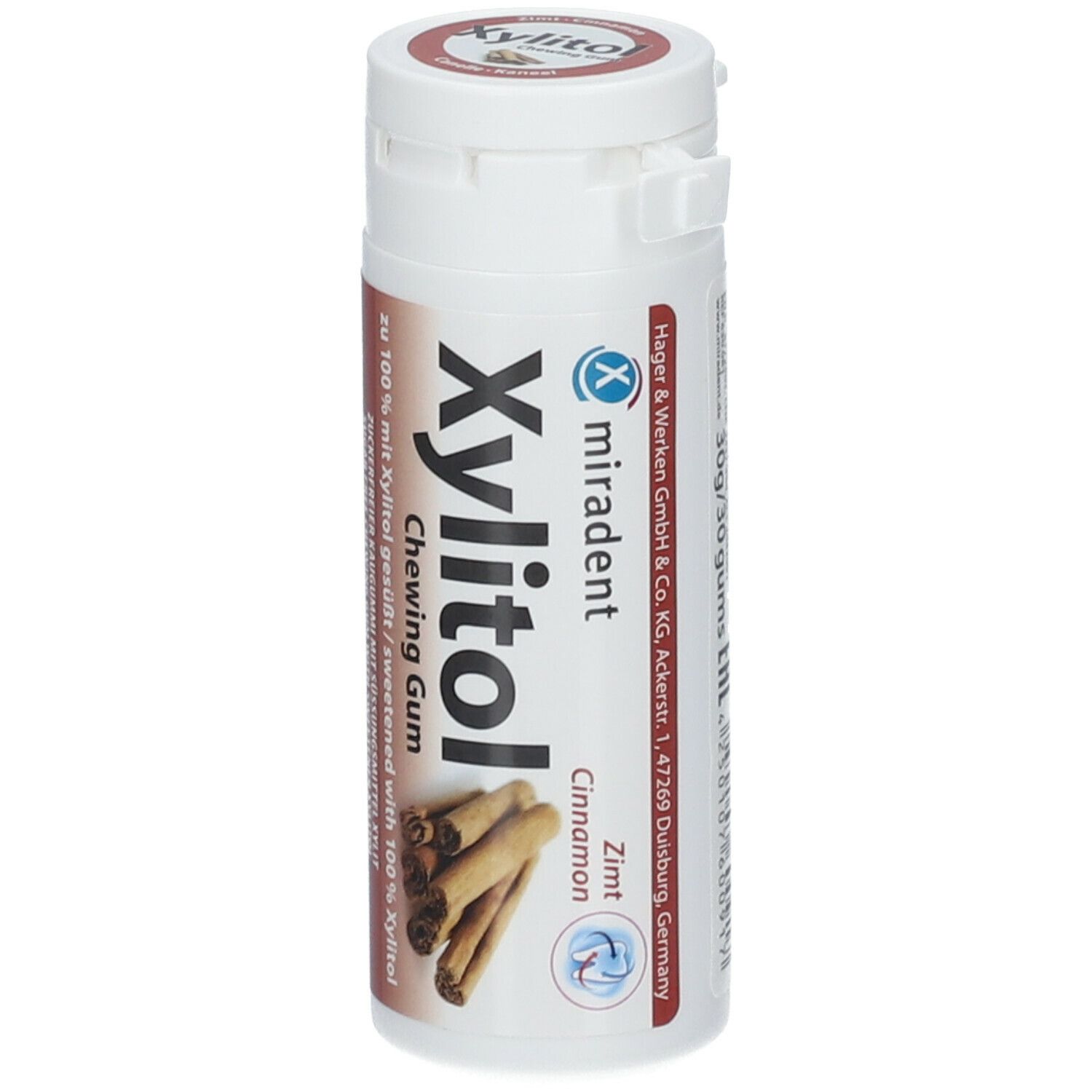 Contenant blanc avec étiquette rouge. Inscription: Xylitol Chewing Gum, Cannelle. Image de bâtons de cannelle. Marque: miradent. Indication: 30g/30 goms.