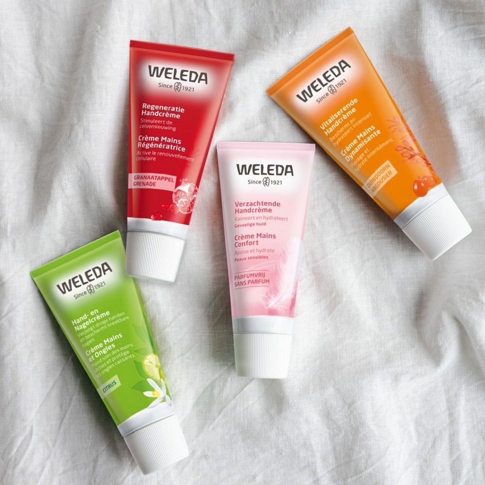 Quatre tubes de crème pour les mains de différentes couleurs. Inscription : Weleda, différentes variétés.