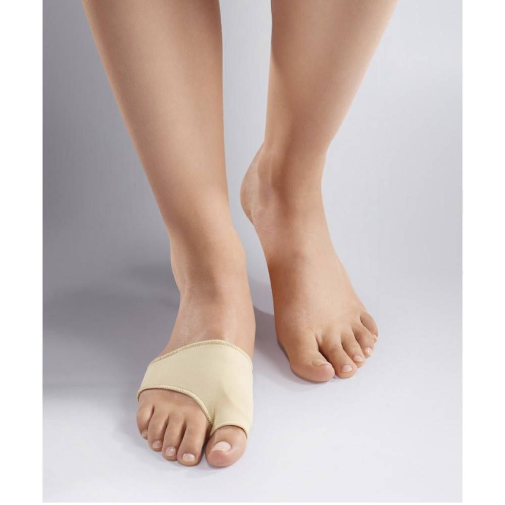 Fuß mit Hallux Valgus Schutz. Beige, textiler Schutz am großen Zeh. Der Schutz bedeckt den Ballen.