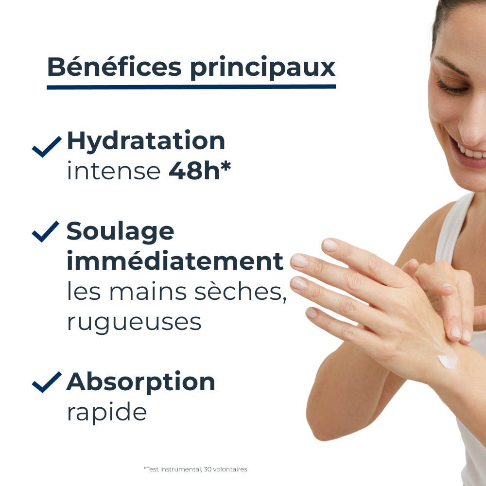 Gros plan d'une main appliquant de la crème. Texte : Hydratation intense 48h, soulage immédiatement les mains sèches, rugueuses.