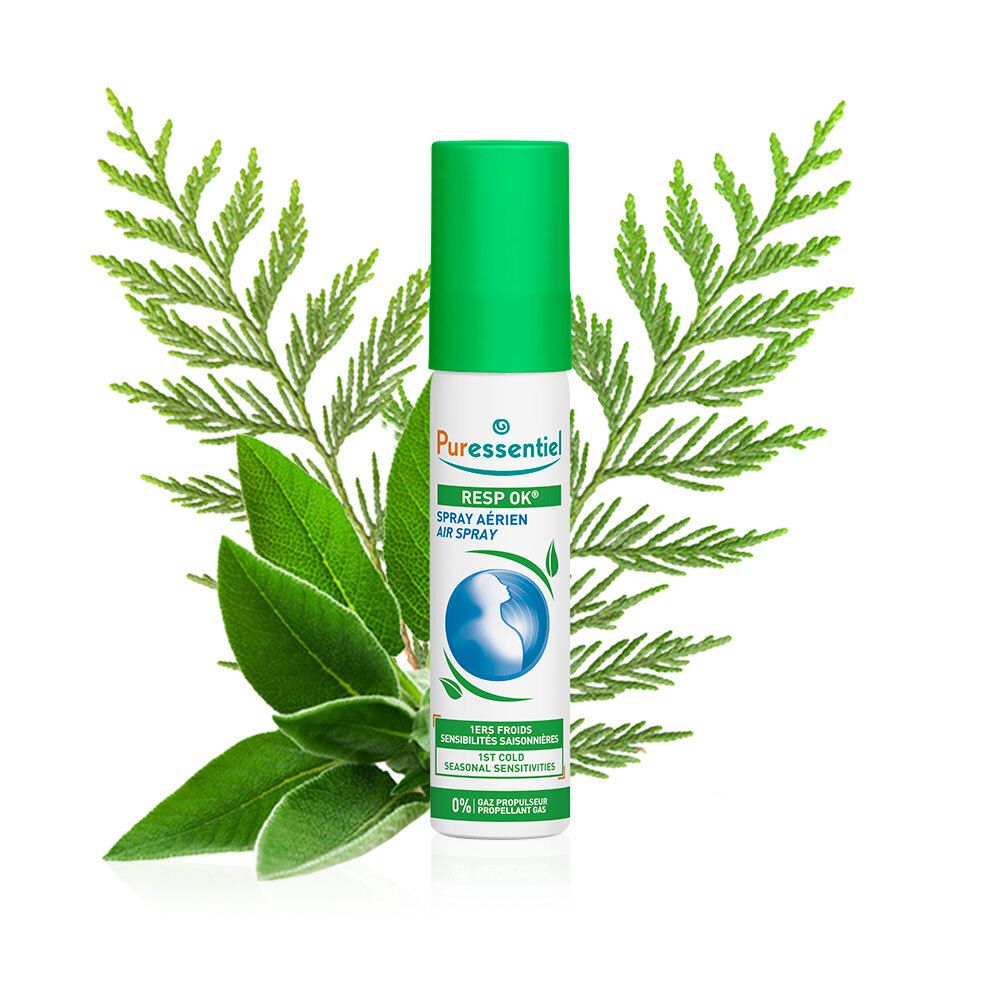 Puressentiel luchtspray met groene dop. Omringd door bladeren. Tekst: RESP OK, Spray aérien.