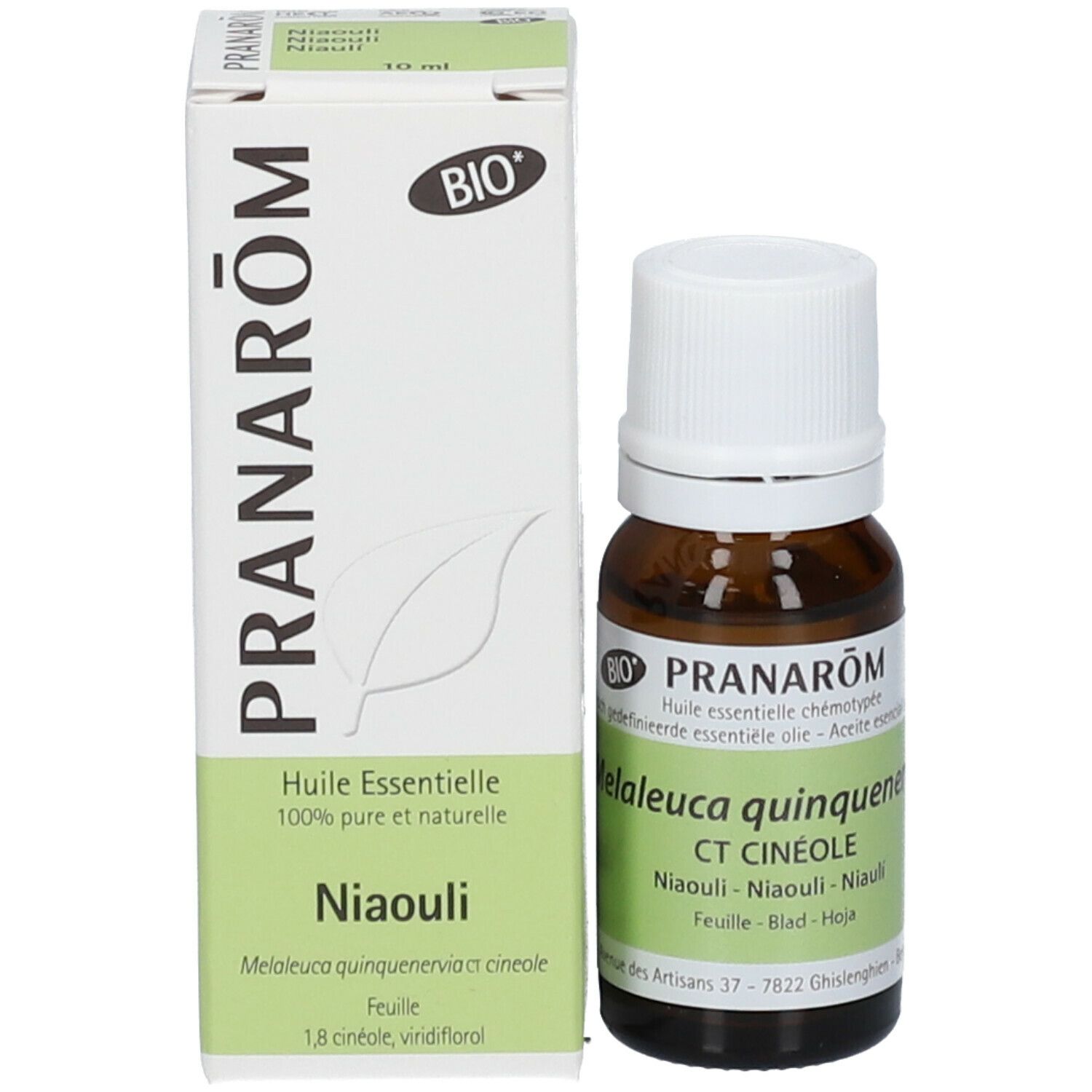 Flacon en verre brun avec bouchon blanc à côté d'une boîte blanche. Boîte avec texte vert: PRANAROM, Niaouli.