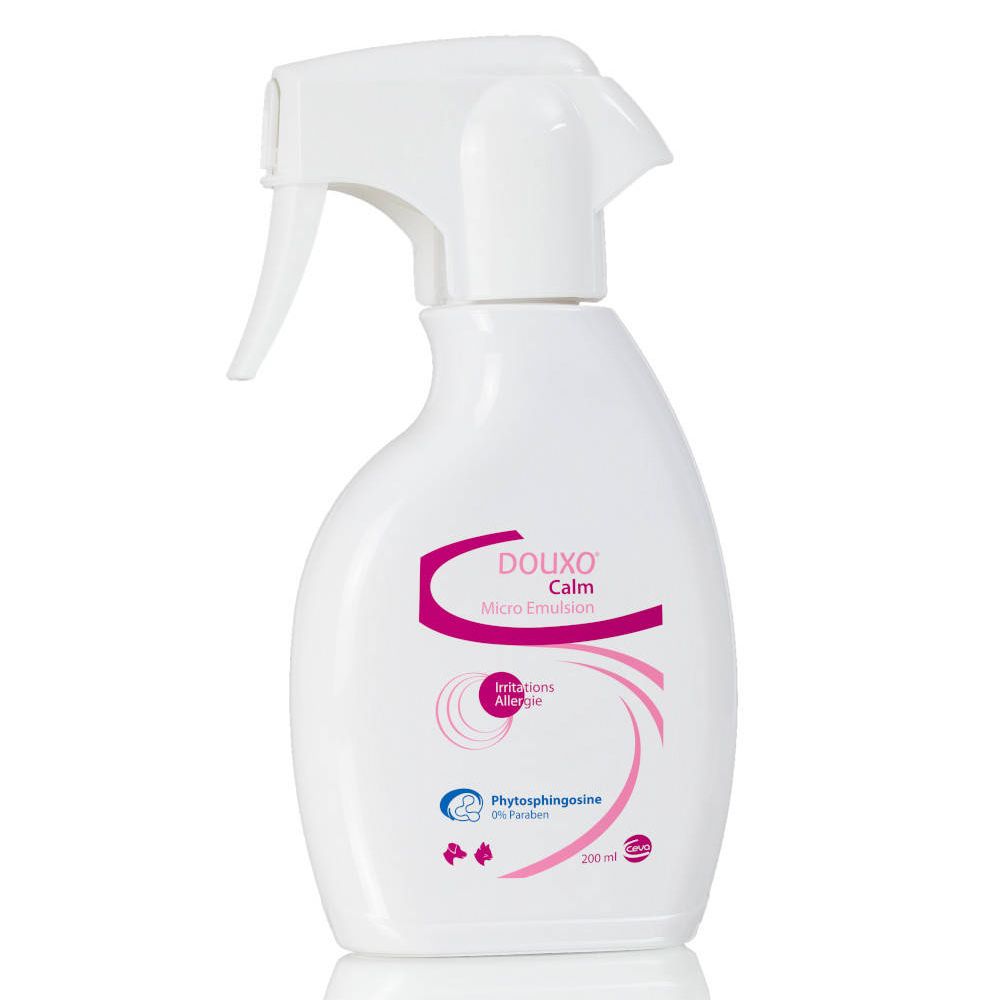 Flacon spray blanc avec logo rose et texte DOUXO Calm Micro Emulsion. Contient de la phytosphingosine. 200 ml.