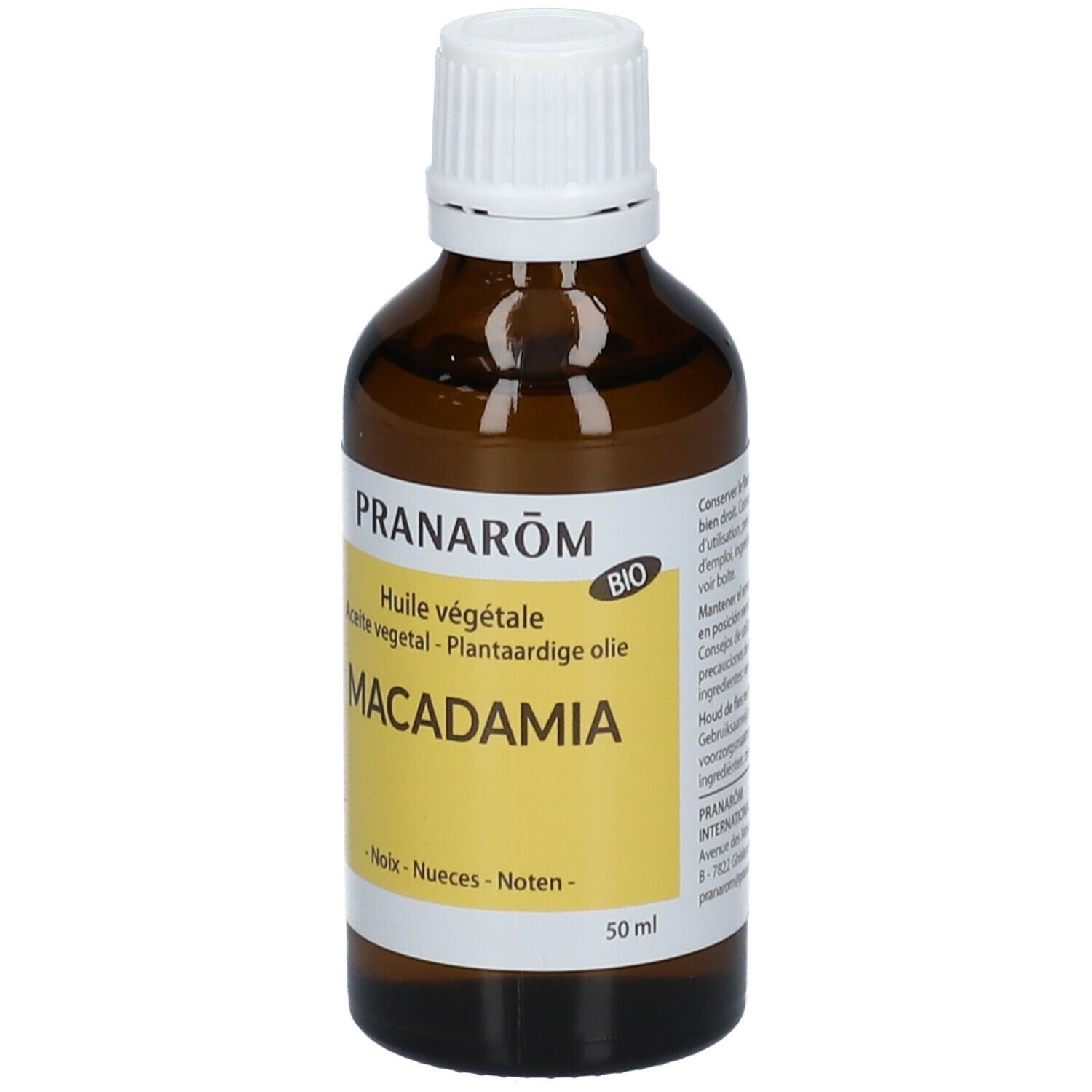 Flacon en verre brun avec bouchon blanc. Étiquette: Pranarôm, Macadamia, Bio. 50 ml.