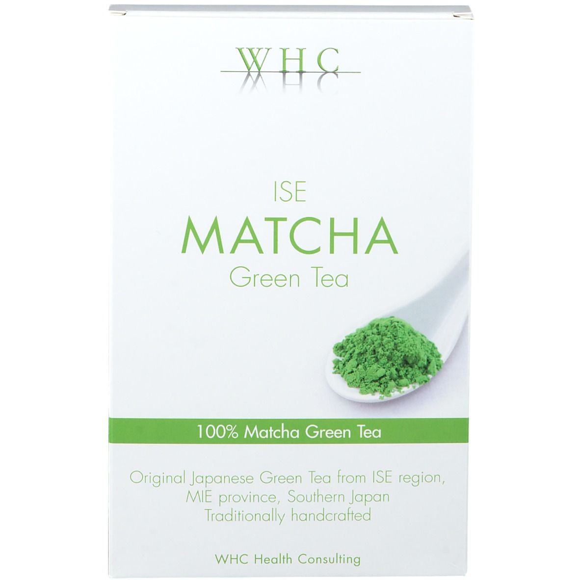 Boîte blanche avec poudre de matcha verte sur une cuillère. Texte : ISE Matcha Green Tea, 100% Matcha Green Tea.