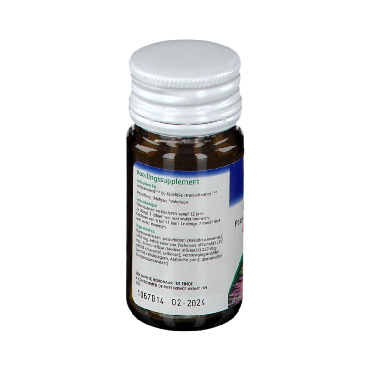 Achterkant bruine glazen fles met witte dop. Tabletten zichtbaar. Etiket.
