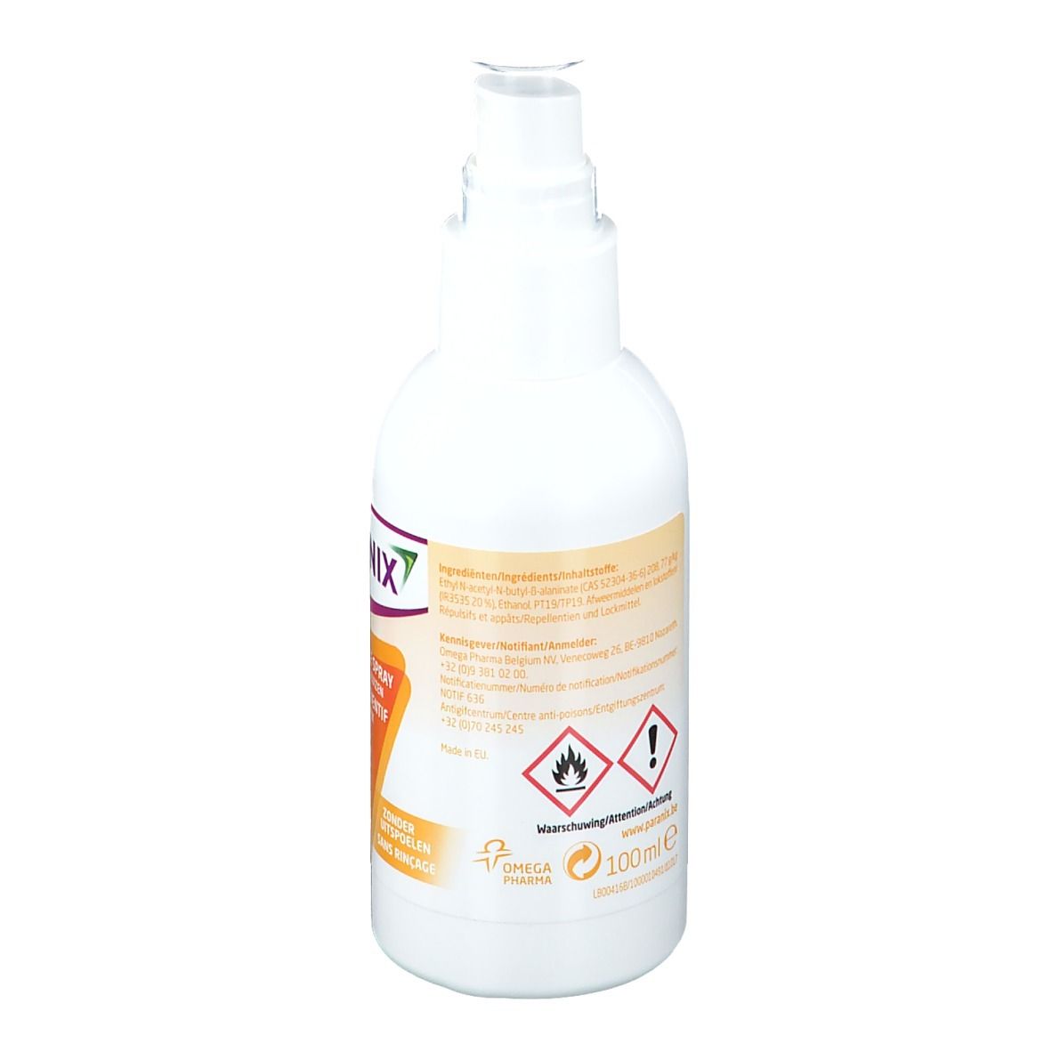 Achteraanzicht van een witte sprayfles. Productinformatie en waarschuwingen op het etiket. Oranje achtergrond.